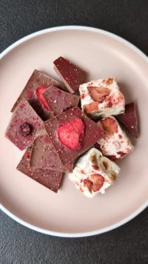 Evde kurutulmuş meyveli çikolatalı bir çikolata. Tasarımınız için arka plan olarak çikolatayı kullanın