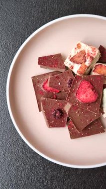 Evde kurutulmuş meyveli çikolatalı bir çikolata. Tasarımınız için arka plan olarak çikolatayı kullanın