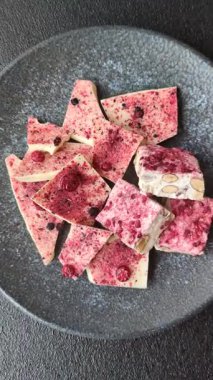 Evde kurutulmuş meyveli çikolatalı bir çikolata. Tasarımınız için arka plan olarak çikolatayı kullanın