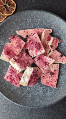 Evde kurutulmuş meyveli çikolatalı bir çikolata. Tasarımınız için arka plan olarak çikolatayı kullanın