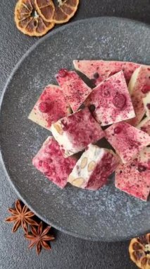 Evde kurutulmuş meyveli çikolatalı bir çikolata. Tasarımınız için arka plan olarak çikolatayı kullanın