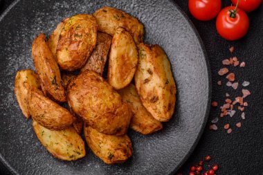 Baharatlı, sarımsaklı ve biberiyeli patates dilimleri. Tasarımınız için yemek arkaplanı olarak patates dilimleri