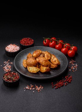 Baharatlı, sarımsaklı ve biberiyeli patates dilimleri. Tasarımınız için yemek arkaplanı olarak patates dilimleri