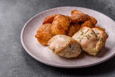 Baharatlı, sarımsaklı ve biberiyeli patates dilimleri. Tasarımınız için yemek arkaplanı olarak patates dilimleri