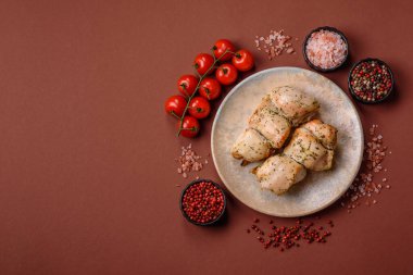 Şişte tuzlu ve baharatlı kızarmış tavuk şiş parçaları. Yemek arkaplanı olarak tavuk şiş kebap.