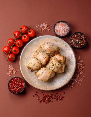 Şişte tuzlu ve baharatlı kızarmış tavuk şiş parçaları. Yemek arkaplanı olarak tavuk şiş kebap.