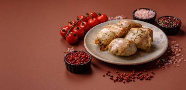 Şişte tuzlu ve baharatlı kızarmış tavuk şiş parçaları. Yemek arkaplanı olarak tavuk şiş kebap.