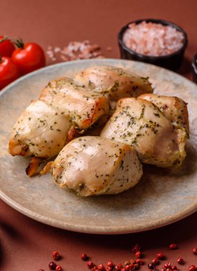 Şişte tuzlu ve baharatlı kızarmış tavuk şiş parçaları. Yemek arkaplanı olarak tavuk şiş kebap.