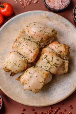 Şişte tuzlu ve baharatlı kızarmış tavuk şiş parçaları. Yemek arkaplanı olarak tavuk şiş kebap.