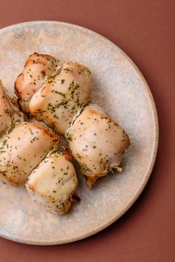 Şişte tuzlu ve baharatlı kızarmış tavuk şiş parçaları. Yemek arkaplanı olarak tavuk şiş kebap.
