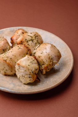 Şişte tuzlu ve baharatlı kızarmış tavuk şiş parçaları. Yemek arkaplanı olarak tavuk şiş kebap.