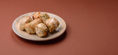 Şişte tuzlu ve baharatlı kızarmış tavuk şiş parçaları. Yemek arkaplanı olarak tavuk şiş kebap.