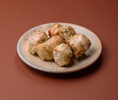 Şişte tuzlu ve baharatlı kızarmış tavuk şiş parçaları. Yemek arkaplanı olarak tavuk şiş kebap.