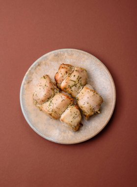 Şişte tuzlu ve baharatlı kızarmış tavuk şiş parçaları. Yemek arkaplanı olarak tavuk şiş kebap.