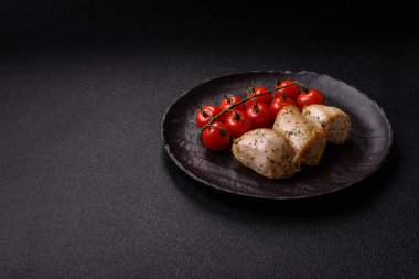 Şişte tuzlu ve baharatlı kızarmış tavuk şiş parçaları. Yemek arkaplanı olarak tavuk şiş kebap.