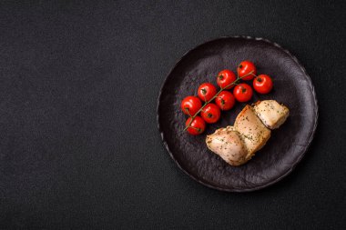 Şişte tuzlu ve baharatlı kızarmış tavuk şiş parçaları. Yemek arkaplanı olarak tavuk şiş kebap.