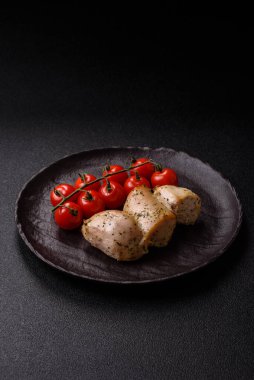 Şişte tuzlu ve baharatlı kızarmış tavuk şiş parçaları. Yemek arkaplanı olarak tavuk şiş kebap.