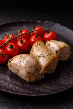 Şişte tuzlu ve baharatlı kızarmış tavuk şiş parçaları. Yemek arkaplanı olarak tavuk şiş kebap.