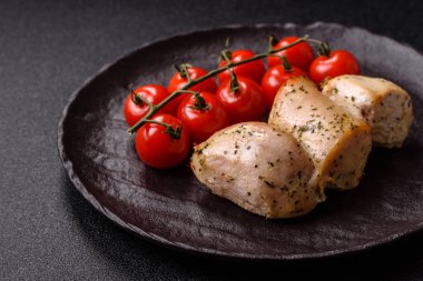 Şişte tuzlu ve baharatlı kızarmış tavuk şiş parçaları. Yemek arkaplanı olarak tavuk şiş kebap.