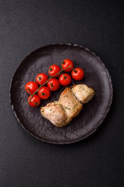 Şişte tuzlu ve baharatlı kızarmış tavuk şiş parçaları. Yemek arkaplanı olarak tavuk şiş kebap.