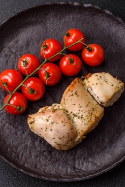 Şişte tuzlu ve baharatlı kızarmış tavuk şiş parçaları. Yemek arkaplanı olarak tavuk şiş kebap.