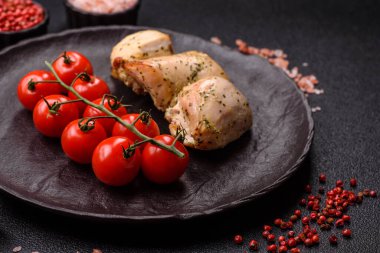 Şişte tuzlu ve baharatlı kızarmış tavuk şiş parçaları. Yemek arkaplanı olarak tavuk şiş kebap.