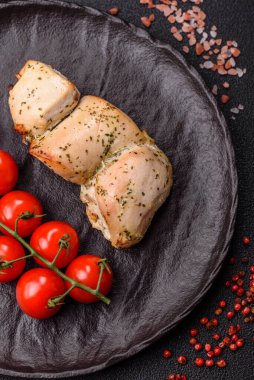 Şişte tuzlu ve baharatlı kızarmış tavuk şiş parçaları. Yemek arkaplanı olarak tavuk şiş kebap.