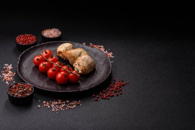 Şişte tuzlu ve baharatlı kızarmış tavuk şiş parçaları. Yemek arkaplanı olarak tavuk şiş kebap.