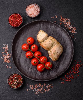 Şişte tuzlu ve baharatlı kızarmış tavuk şiş parçaları. Yemek arkaplanı olarak tavuk şiş kebap.