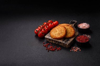 Esrar, kızarmış patates ve kahvaltıda baharatlı soğan gözlemesi. Yemek arkaplanı olarak kızarmış mücver.