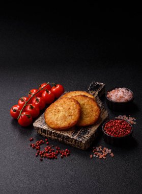 Esrar, kızarmış patates ve kahvaltıda baharatlı soğan gözlemesi. Yemek arkaplanı olarak kızarmış mücver.