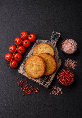 Esrar, kızarmış patates ve kahvaltıda baharatlı soğan gözlemesi. Yemek arkaplanı olarak kızarmış mücver.