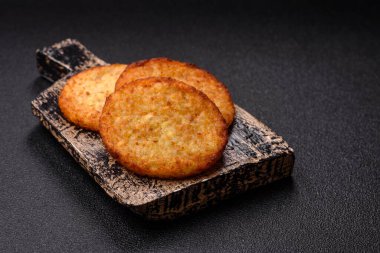 Esrar, kızarmış patates ve kahvaltıda baharatlı soğan gözlemesi. Yemek arkaplanı olarak kızarmış mücver.