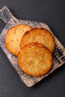 Esrar, kızarmış patates ve kahvaltıda baharatlı soğan gözlemesi. Yemek arkaplanı olarak kızarmış mücver.