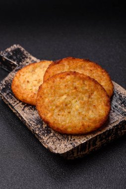 Esrar, kızarmış patates ve kahvaltıda baharatlı soğan gözlemesi. Yemek arkaplanı olarak kızarmış mücver.