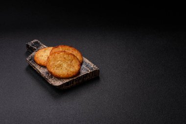 Esrar, kızarmış patates ve kahvaltıda baharatlı soğan gözlemesi. Yemek arkaplanı olarak kızarmış mücver.