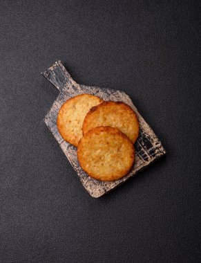 Esrar, kızarmış patates ve kahvaltıda baharatlı soğan gözlemesi. Yemek arkaplanı olarak kızarmış mücver.