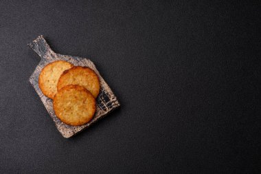 Esrar, kızarmış patates ve kahvaltıda baharatlı soğan gözlemesi. Yemek arkaplanı olarak kızarmış mücver.