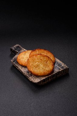 Esrar, kızarmış patates ve kahvaltıda baharatlı soğan gözlemesi. Yemek arkaplanı olarak kızarmış mücver.