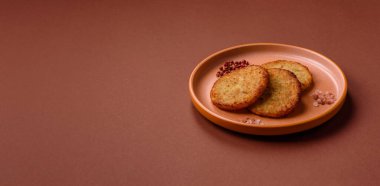 Esrar, kızarmış patates ve kahvaltıda baharatlı soğan gözlemesi. Yemek arkaplanı olarak kızarmış mücver.