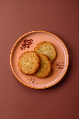 Esrar, kızarmış patates ve kahvaltıda baharatlı soğan gözlemesi. Yemek arkaplanı olarak kızarmış mücver.