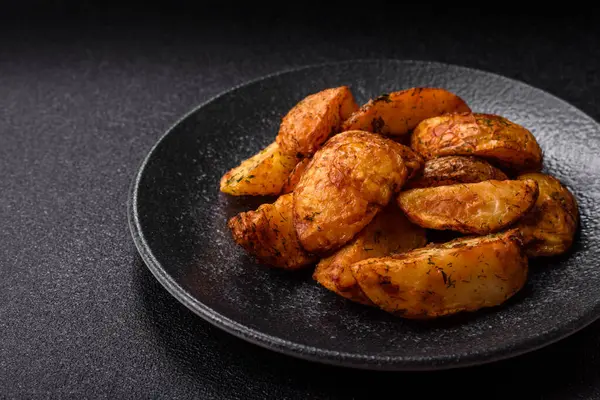 Baharatlı, sarımsaklı ve biberiyeli patates dilimleri. Tasarımınız için yemek arkaplanı olarak patates dilimleri