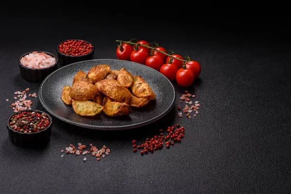 Baharatlı, sarımsaklı ve biberiyeli patates dilimleri. Tasarımınız için yemek arkaplanı olarak patates dilimleri