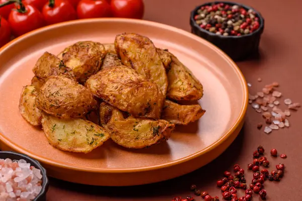 Baharatlı, sarımsaklı ve biberiyeli patates dilimleri. Tasarımınız için yemek arkaplanı olarak patates dilimleri