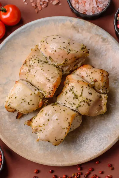 Şişte tuzlu ve baharatlı kızarmış tavuk şiş parçaları. Yemek arkaplanı olarak tavuk şiş kebap.