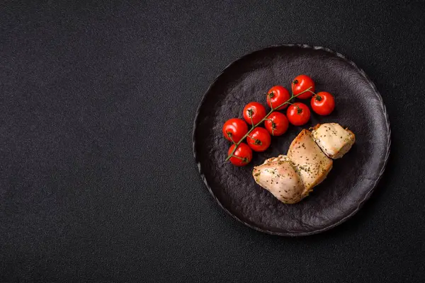 Şişte tuzlu ve baharatlı kızarmış tavuk şiş parçaları. Yemek arkaplanı olarak tavuk şiş kebap.