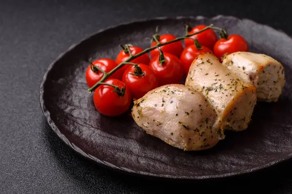 Şişte tuzlu ve baharatlı kızarmış tavuk şiş parçaları. Yemek arkaplanı olarak tavuk şiş kebap.