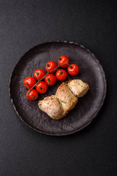 Şişte tuzlu ve baharatlı kızarmış tavuk şiş parçaları. Yemek arkaplanı olarak tavuk şiş kebap.