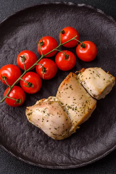 Şişte tuzlu ve baharatlı kızarmış tavuk şiş parçaları. Yemek arkaplanı olarak tavuk şiş kebap.
