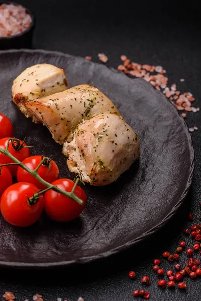 Şişte tuzlu ve baharatlı kızarmış tavuk şiş parçaları. Yemek arkaplanı olarak tavuk şiş kebap.